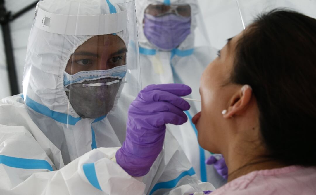 Medical workers take swab samples from a nurse - Photo: Rolex de la Peña/EFE