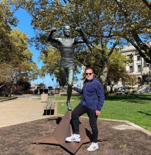Cirugía de corazón no impide que Arnold Schwarzenegger salga a pasear
