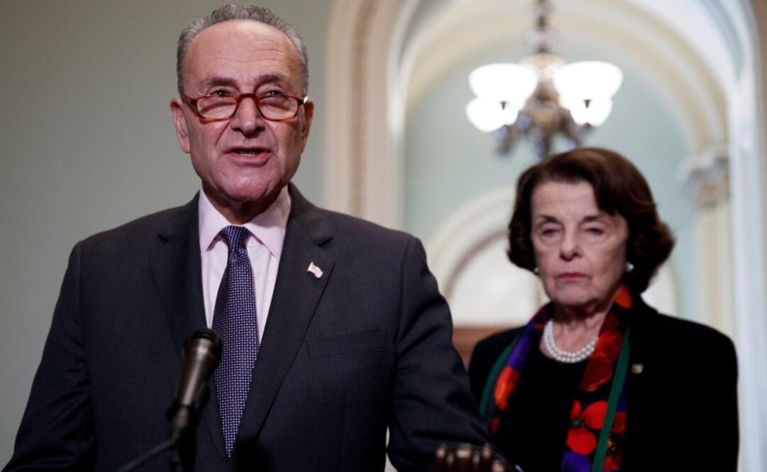 El senador demócrata Chuck Schumer, ofrece una rueda de prensa junto a la líder demócrata de la Comisión de Asuntos Judiciales del Senado, Dianne Feinstein (Foto: EFE)