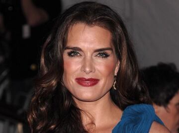 Brooke Shields impone tendencia con hermoso traje de Carolina Herrera