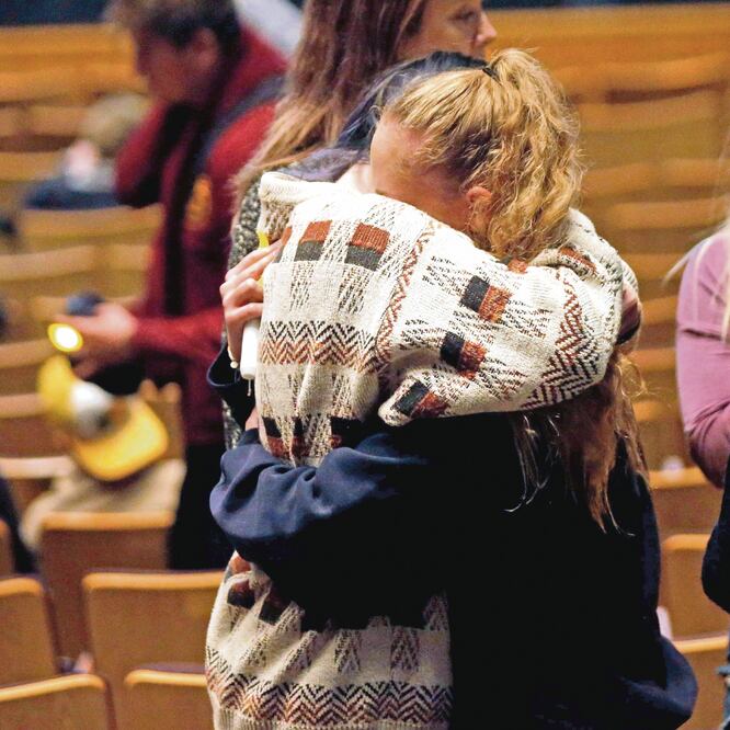 Memorial. Familiares y amigos de las víctimas del tiroteo a un bar en California se abrazan durante una vigilia en Thousand Oaks. Foto: ADAM DAVIS. EFE