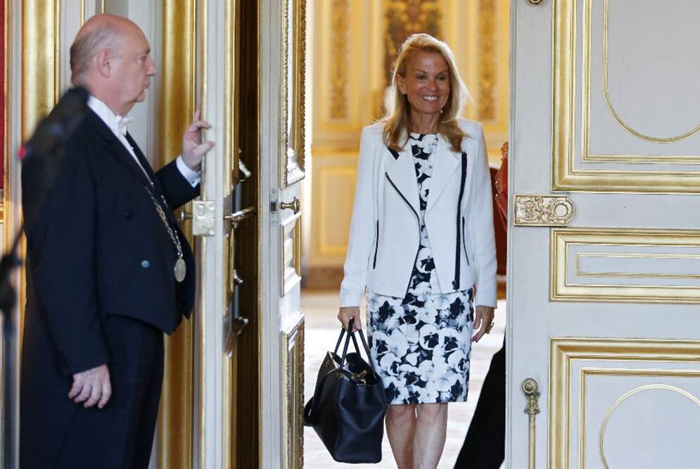 La embajadora estadounidense en Francia, Jane D. Hartley, sale de la oficina del ministro francés de Relaciones Exteriores, Laurent Fabius, ayer en París Foto: Reuters