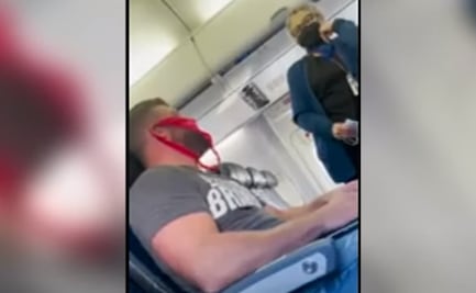 Bajan de avión a pasajero que llevaba tanga en vez de cubrebocas