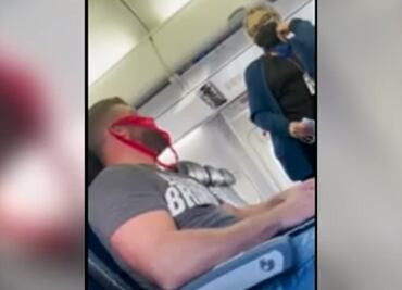 Bajan de avión a pasajero que llevaba tanga en vez de cubrebocas