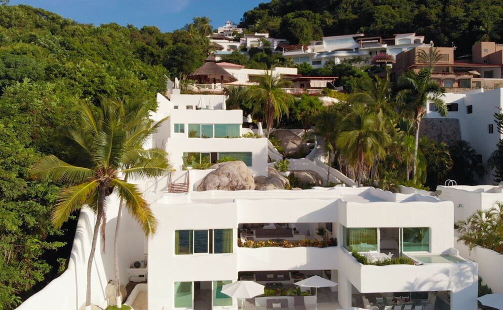 Las casas que forman parte del exclusivo fraccionamiento Las Brisas, Acapulco estan valuadas en miles de dólares y por su ubicacion en las alturas tienen una de las vistas panorámicas mas hermosas de la bahia de Acapulco. Foto: casadelaensenada.com/ Especial.
