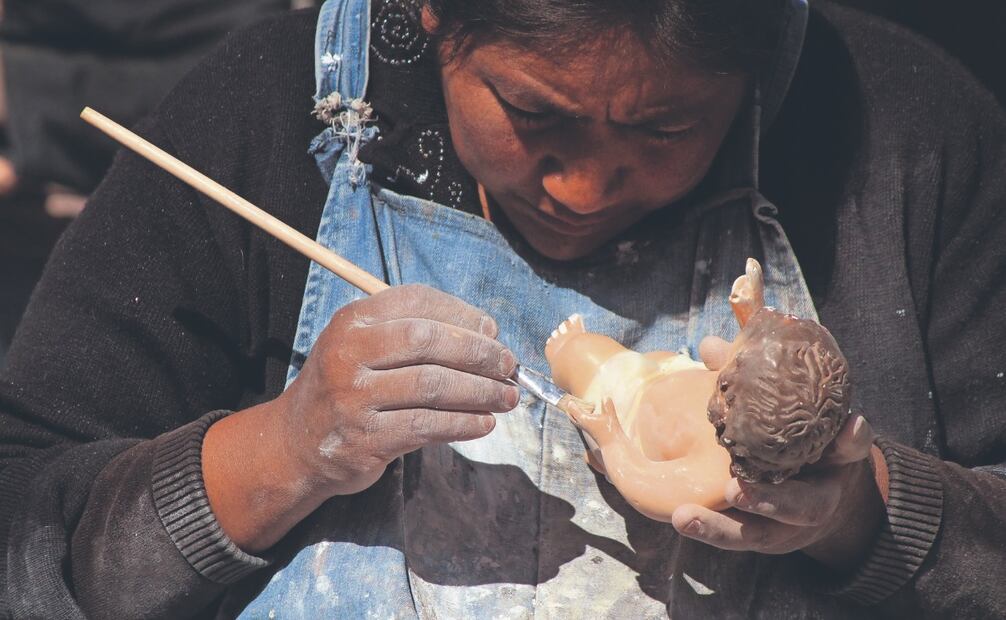 Pobladores de Santiago Acatlán, en el municipio de Tepeaca, Puebla, se encargan en unos 200 talleres de la restauración de Niños Dios para el Día de la Candelaria, el 2 de febrero. Fotos: de Omar Contreras