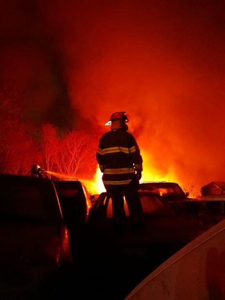 Incendios en bodega de reciclaje y en corralón de autos son sofocados por bomberos en NL