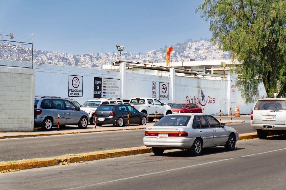 En la actualidad en algunas calles hay talleres, bodegas y comercios que operan a escasos metros de instalaciones de gas. Foto: de Omar Alvarado