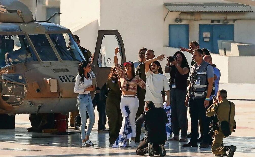 Matan Zangauker (centro, de playera blanca) tras ser liberado se reunió con su madre (izq.) y su novia, la israelo-mexicana Ilana, en el centro médico Sourasky, en Tel Aviv. Foto: AFP