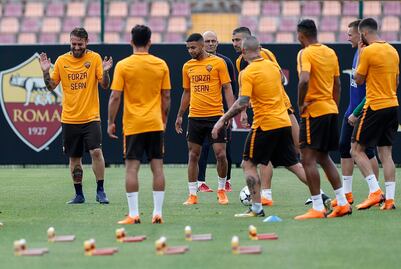 La Roma entrena con playera en apoyo a aficionado del Liverpool