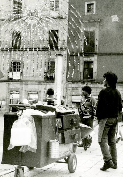 Las fechas de las fiestas decembrinas son una excelente ocasión para disfrutar un postre calientito, como se ve en esta foto de un vendedor de camotes en la colonia Centro durante los años 90. Archivo EL UNIVERSAL.