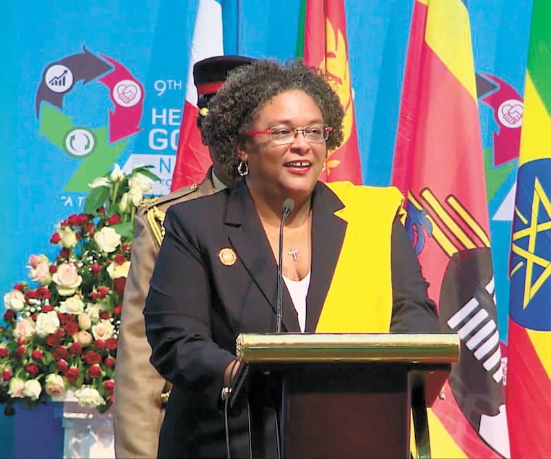 Mia Amor Mottley, primera ministra de Barbados, junto con las presidentas de Trinidad y Tobago, Paula Mae-Weekes, y de Bolivia, Jeanine Áñez, ejercen en la soledad de un tempestuoso escenario político continental comandado por hombres. Foto: TWITTER