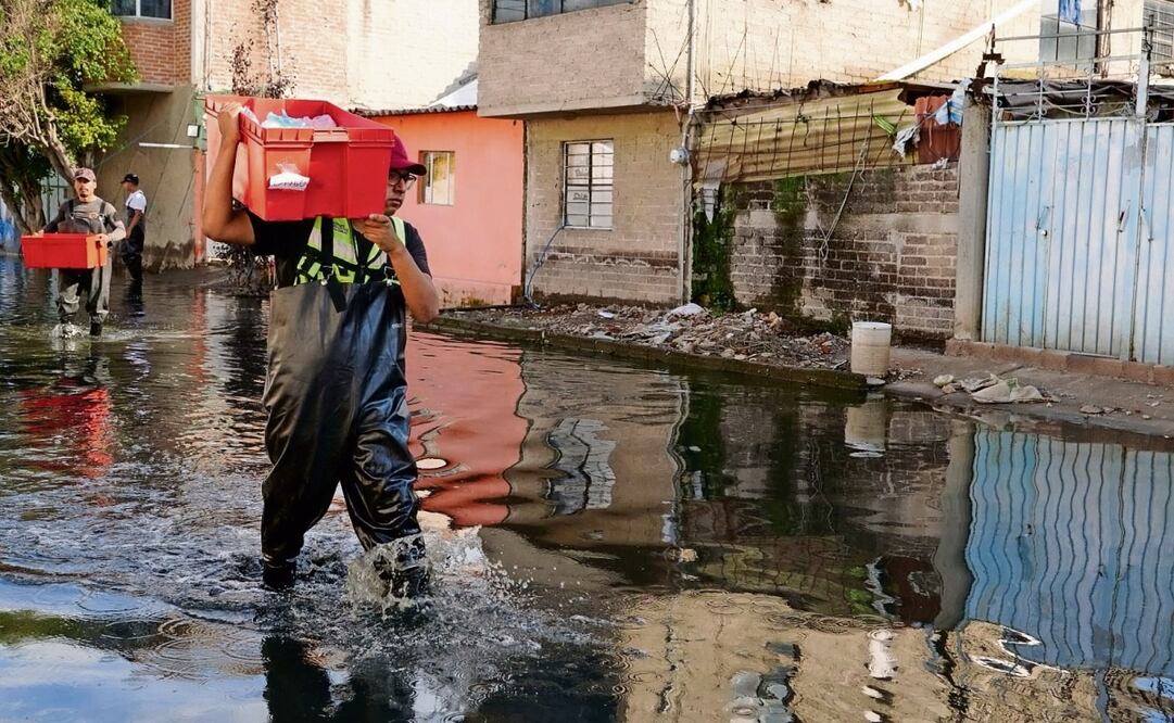 Los vecinos de las colonias Jacalones y Culturas de México llevan 11 días bajo las aguas negras debido a la acumulación de basura en el Colector Solidaridad. Foto: Emilio Fernández / EL UNIVERSAL