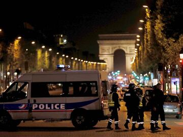 Lo que sabemos hasta ahora del tiroteo en los Campos Elíseos de París