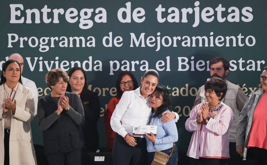 Claudia Sheinbaum realiza la Entrega de Tarjetas de Mejoramiento de Vivienda para El Bienestar en el municipio de Ecatepec, la acompañan, la gobernadora del Estado de México, Delfina Gómez y Azucena Cisneros, Presidenta de Ecatepec. Foto: Luis Camacho EL UNIVERSAL
