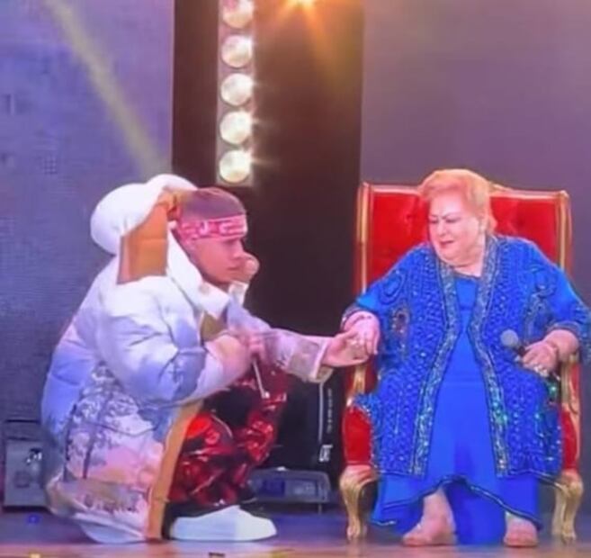 Santa Fe Klan hace llorar a Paquita la del Barrio en el escenario