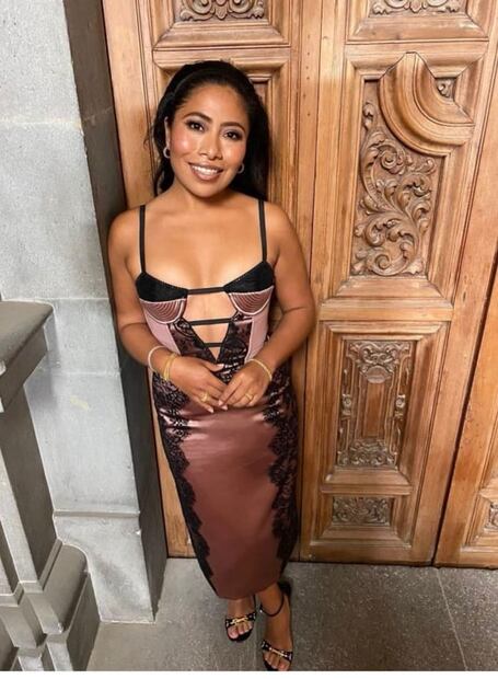 Yalitza Aparicio brilla en vestido lencero con detalle cut out