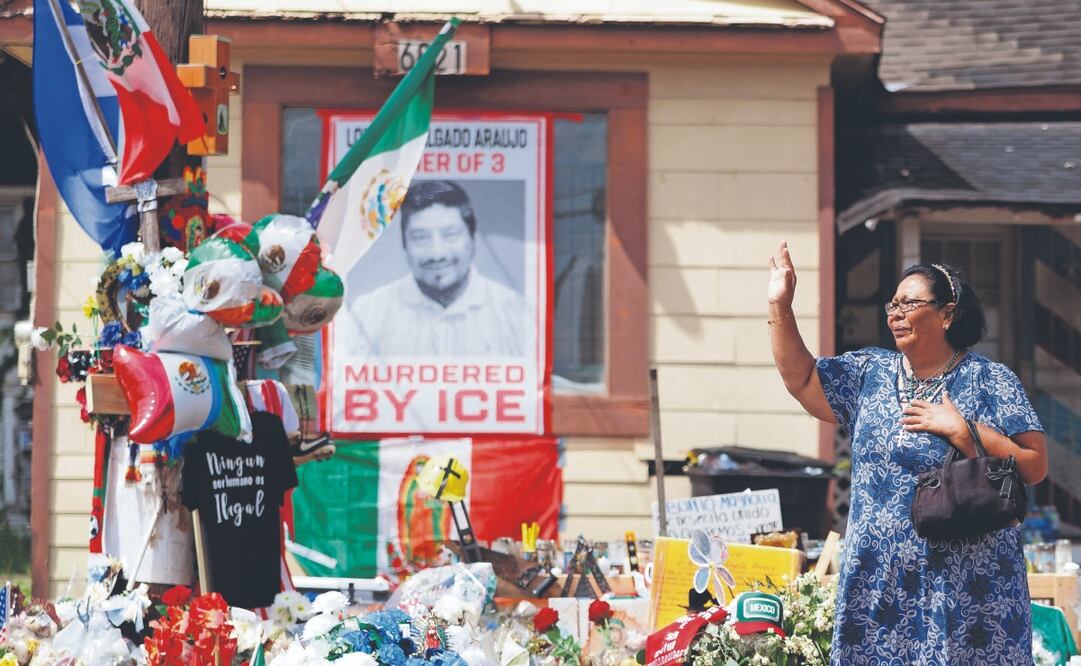 Una mujer frente a un memorial por la muerte de Lorenzo Salgado Araujo a manos de un agente del ICE, en Texas. Foto: Mark Felix/ AFP