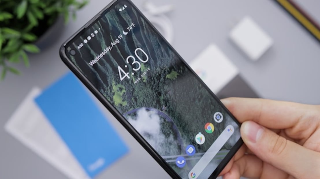 El calor puede dañar la batería de un celular. Foto: Unsplash
