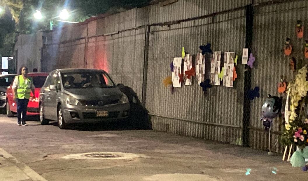 Actualmente el lugar es utilizado por “franeleros” quienes llegan a cobrar hasta 150 pesos para estacionar vehículos ilegalmente sobre la carpeta asfáltica, pese a que ahí se encuentra el memorial. Foto: Juan Carlos Williams/EL UNIVERSAL