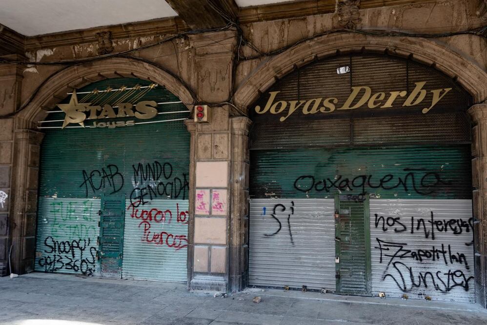 Aún prevalecen las afectaciones a locales y joyerías del Centro Histórico de la Ciudad de México tras la marcha por la conmemoración de la matanza de Tlatelolco del 2 de octubre. Foto: Hugo Salvador/ EL UNIVERSAL