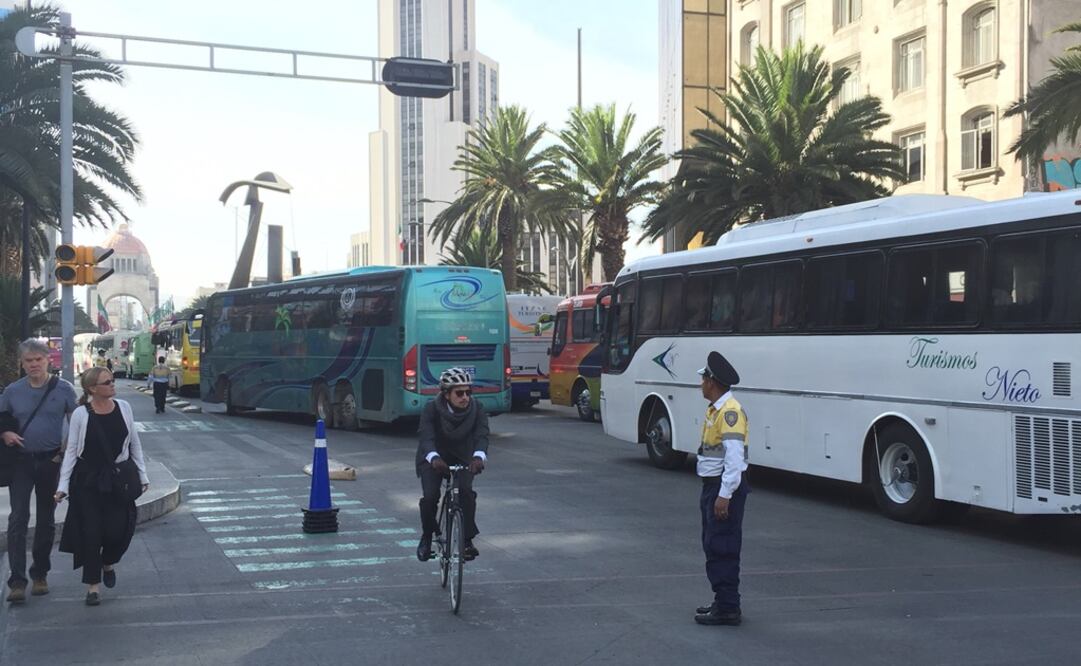 Camiones del Frente Popular Francisco Villa bloquean Avenida Juárez. Foto: Ricardo Gómez / El Universal