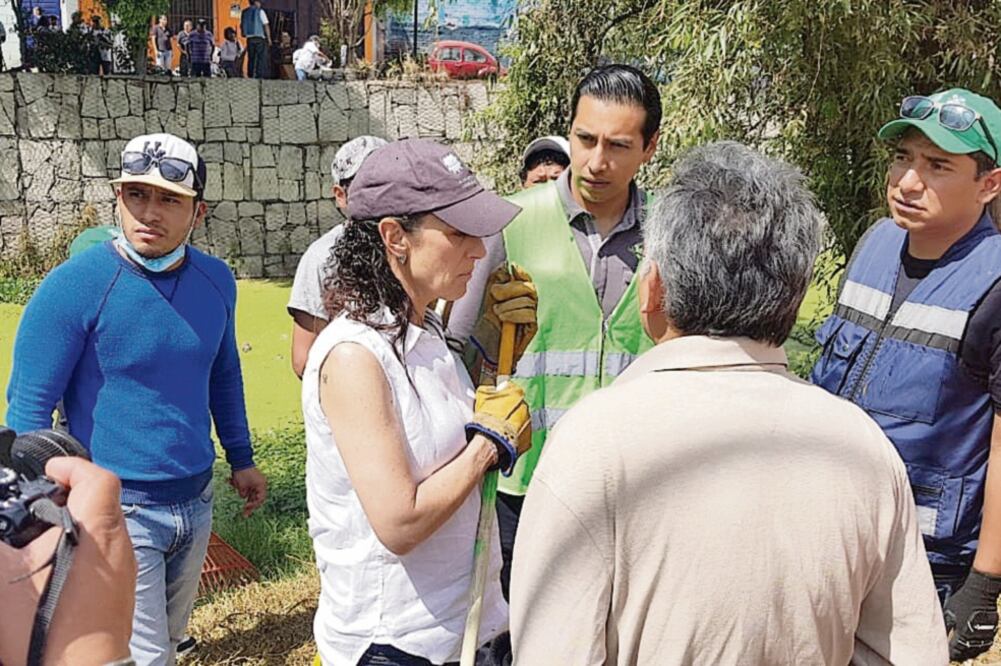 La jefa de Gobierno, Claudia Sheinbaum, acudió ayer a la zona de los Culhuacanes para limpiar parte de la rivera del Canal Nacional durante la jornada de Tequio, en la alcaldía Coyoacán; después llegó el alcalde Manuel Negrete. Foto: SANDRA HERNÁNDEZ.