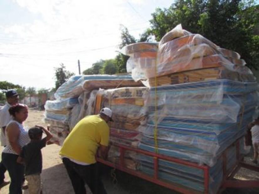 Vecinos ayudan a tuxpeños, ante lenta rehabilitación por Willa