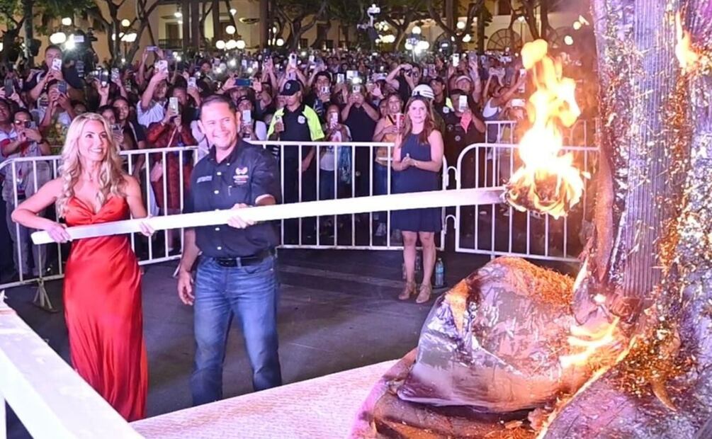 Con la tradicional Quema del Mal Humor, miles de personas celebraron el inicio del Carnaval de Veracruz 2025. Foto: Especial