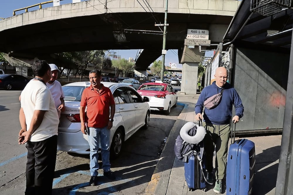 La bahía para solicitar un taxi por aplicación se ubica en la lateral del Circuito Interior. Foto: Gabriel Pano/ EL UNIVERSAL