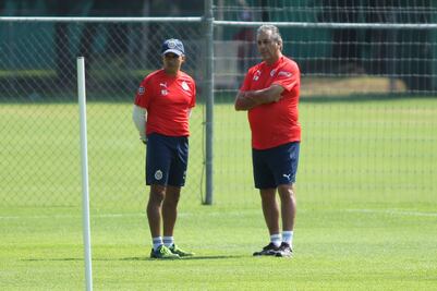 Chivas desprecia a dos delanteros