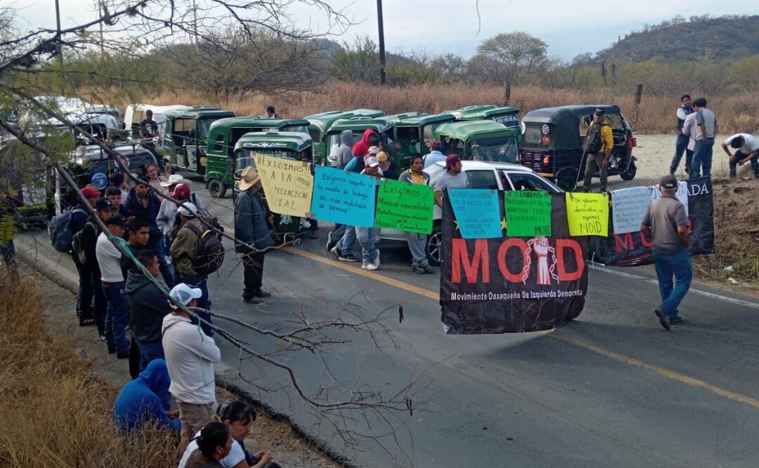 Bloquean la Mixteca y el estado de Oaxaca; exigen atención y justicia por el asesinato de integrantes de la UCIZONI. Foto: Especial