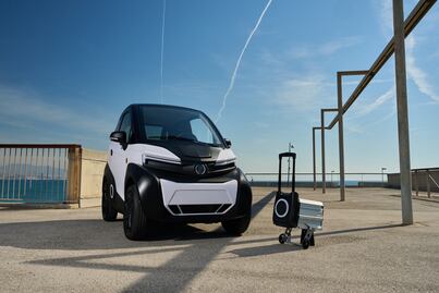 El microauto eléctrico con baterías que se quitan para cargarlas