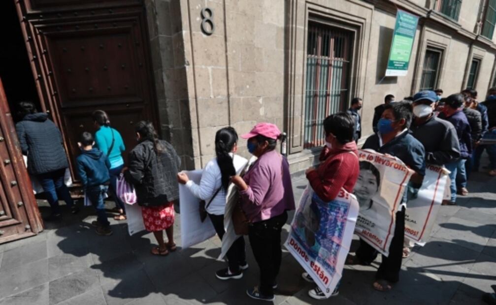 AMLO sostiene primer encuentro del año con familiares de los 43 normalistas de Ayotzinapa 