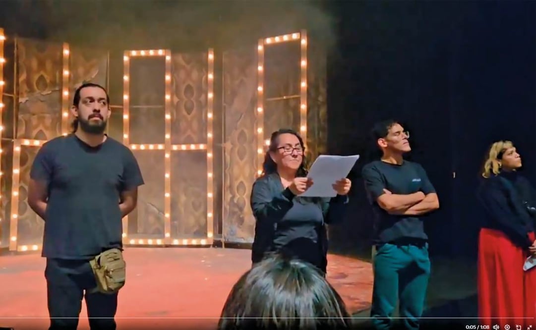 El domingo, el staff del Centro Cultural del Bosque protestó sobre el escenario del Teatro Julio Castillo. Foto : tomada de X, vía @ameyalloo