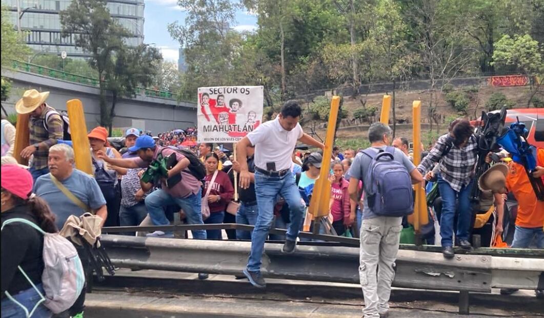 Maestros de la CNTE realizan bloqueos en Circuito Interior y sobre Paseo de la Reforma previo al encuentro con autoridades en la Secretaría de Gobernación en la Ciudad de México, el 28 de mayo de 2025. Foto: Juan Carlos Williams/EL UNIVERSAL