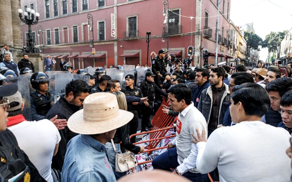 Manifestantes taurinos se enfrentaron con granaderos de la SSC frente al Congreso de la Ciudad de México. Foto: Yaretzy M. Osnaya/EL UNIVERSAL