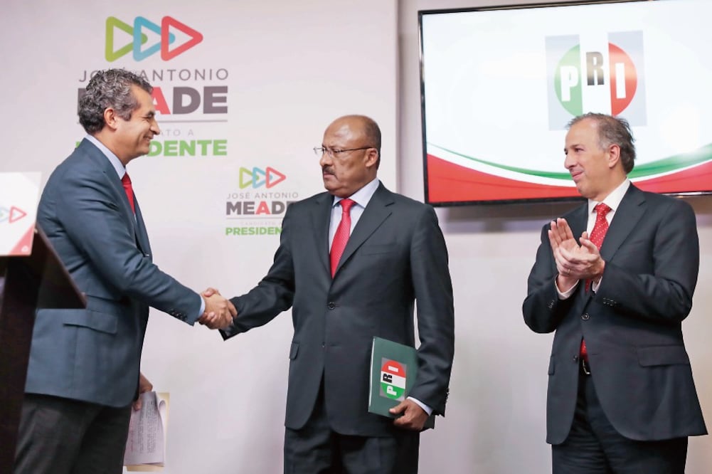 Enrique Ochoa Reza dejó el cargo de presidente del PRI en manos del ex gobernador de Guerrero René Juárez Cisneros. En el evento que se llevó a cabo en la sede nacional del tricolor estuvo presente José Antonio Meade. (IVÁN STEPHENS. EL UNIVERSAL)