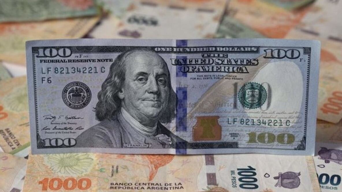En la primera jornada tras el anuncio del primer paquete de medidas económicas del Gobierno del libertario Javier Milei, el dólar 'paralelo' volvió a sobrepasar la barrera de los 1.000 pesos.