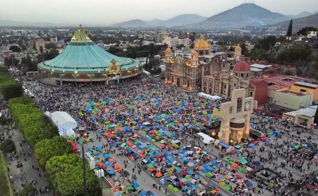 Conforme pasaba el día, la Basílica de Guadalupe se fue llenando de miles de peregrinos, quienes este 12 de diciembre celebran a la Morenita del Tepeyac. Foto: Diego Prado | El Universal