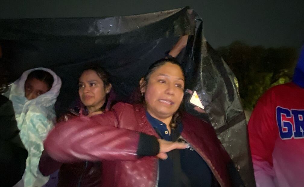 La señora Verónica narro que quedo atrapada en su vehículo. Foto: Valente Rosas y Juan Carlos Williams / EL UNIVERSAL