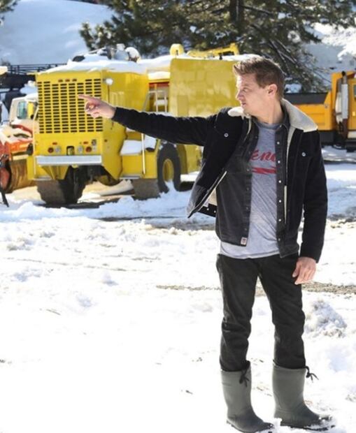 Jeremy Renner se rompe más de 30 huesos en accidente y muestra su recuperación 