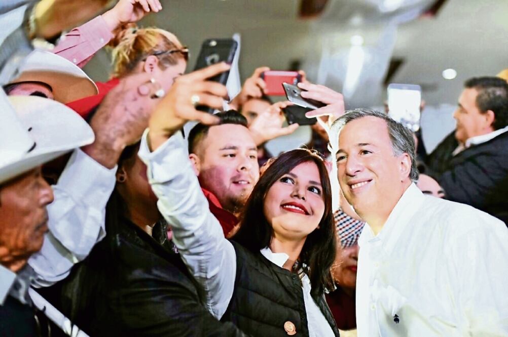 Al ser cuestionado durante su gira por Tijuana sobre la homologación del IVA en la frontera, José Antonio Meade explicó que existe la necesidad de revisar los programas actuales y aprender de ellos. (ESPECIAL)