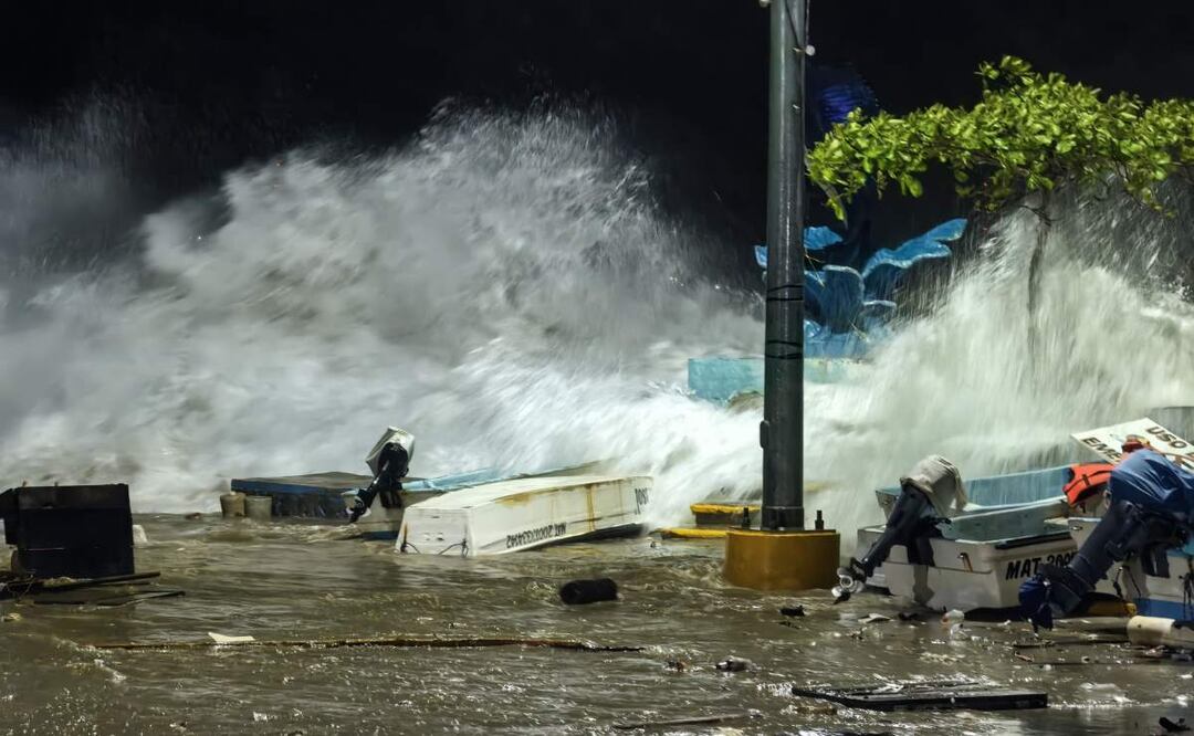 La Conagua prevé que el huracán "Erick", golpee durante la madrugada de este jueves 19 de junio entre Puerto Escondido, Oaxaca, y Punta Maldonado, Guerrero. Foto: Edwin Hernández / EL UNIVERSAL