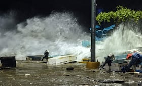 Huracán "Erick" ya ruge en Oaxaca: olas golpean Puerto Escondido; reportan compras de pánico y desborde de mar