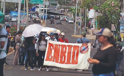 Maestros de 6 entidades también salen a protestar