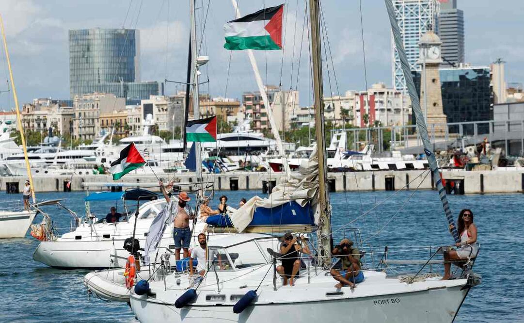 Vista de uno de los barcos que forman parte de la flotilla en el puerto de Barcelona este domingo. La flotilla Global Sumud sale este domingo desde Barcelona y con destino a Gaza, en una acción solidaria con el pueblo palestino en la que participan entidades de 44 países. Foto:  EFE