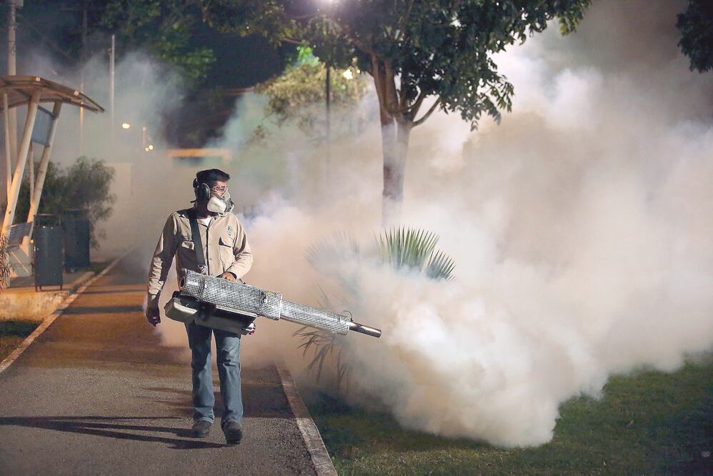 Un brigadista fumiga calles de Mérida a fin de eliminar potenciales criaderos del mosco transmisor del dengue, chikungunya y zika (HUGO BORGES. NOTIMEX)