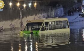 Lluvias provocan inundaciones y caos vial en CDMX; camión quedan flotando en bajo puente de Churubusco