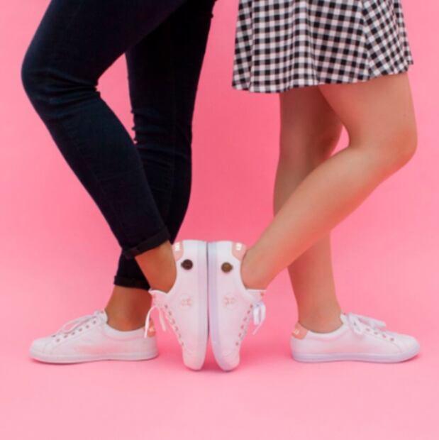 Esta marca de zapatos diseñó unos tenis en honor a Frida, la perrita rescatista